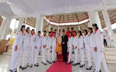 PASKIB dan Marching Band Sekolah Menengah Atas PGRI 1 Menjadi Petugas Upacara HUT RI Ke-78 di Paruga Na'e Sila