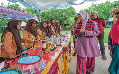 Wakil Gubernur Kalimantan Selatan Tinjau Stand Pangan Siswa Sekolah Menengah Atas PGRI 1